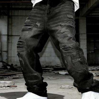 Lazább, egyenes szárú farmer, felvarró díszítéssel