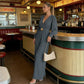 Elegáns V-nyakú, széles szárú jumpsuit övvel