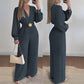 Elegáns V-nyakú, széles szárú jumpsuit övvel